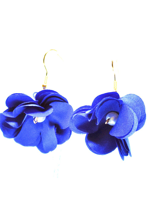 Pendientes flor de tela de color azul rey en vertical