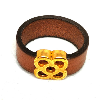 anillo de cuero plano marrón con flor dorada de Bcn visto de arriba