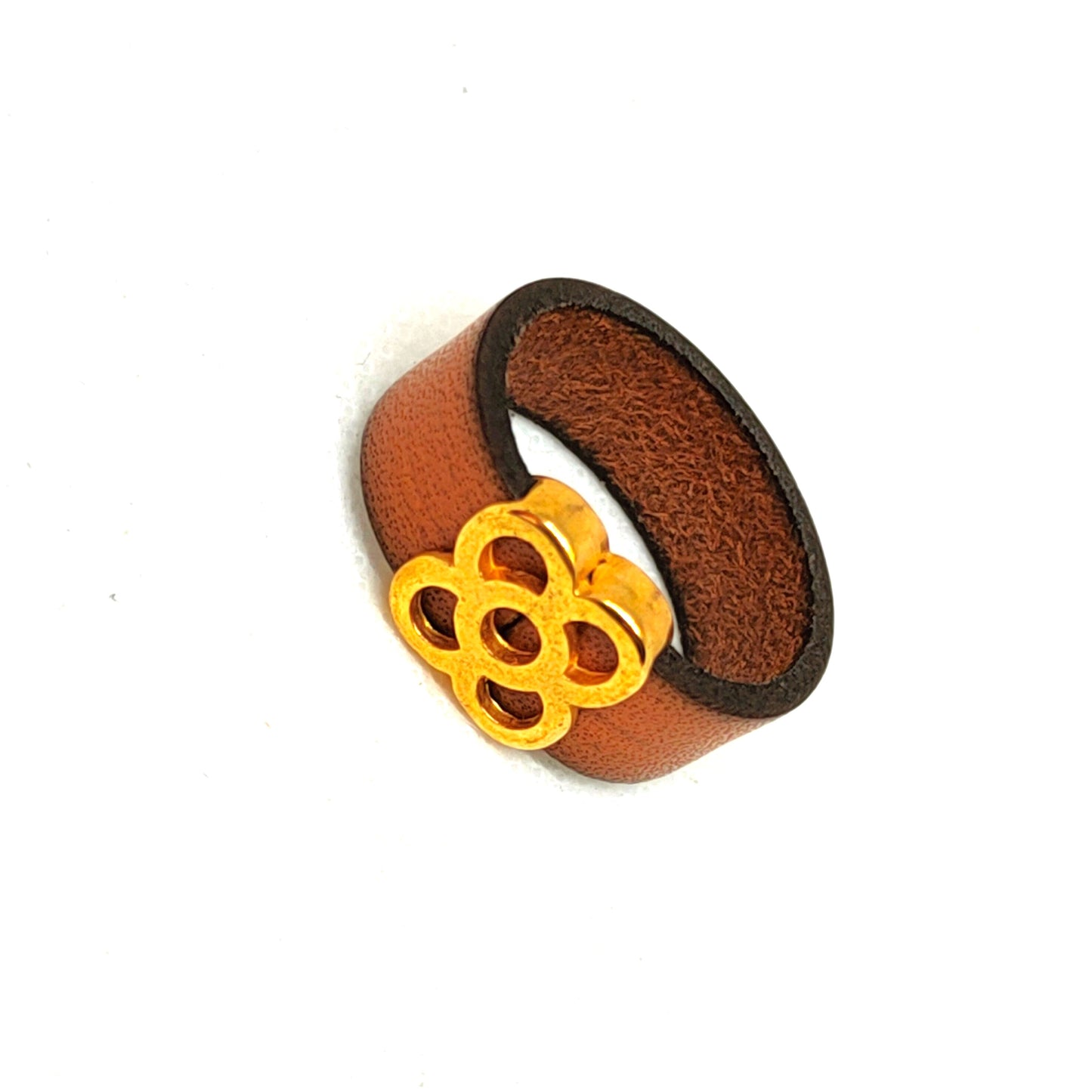 anillo de cuero plano marrón con flor dorada de Bcn visto  en diagonal