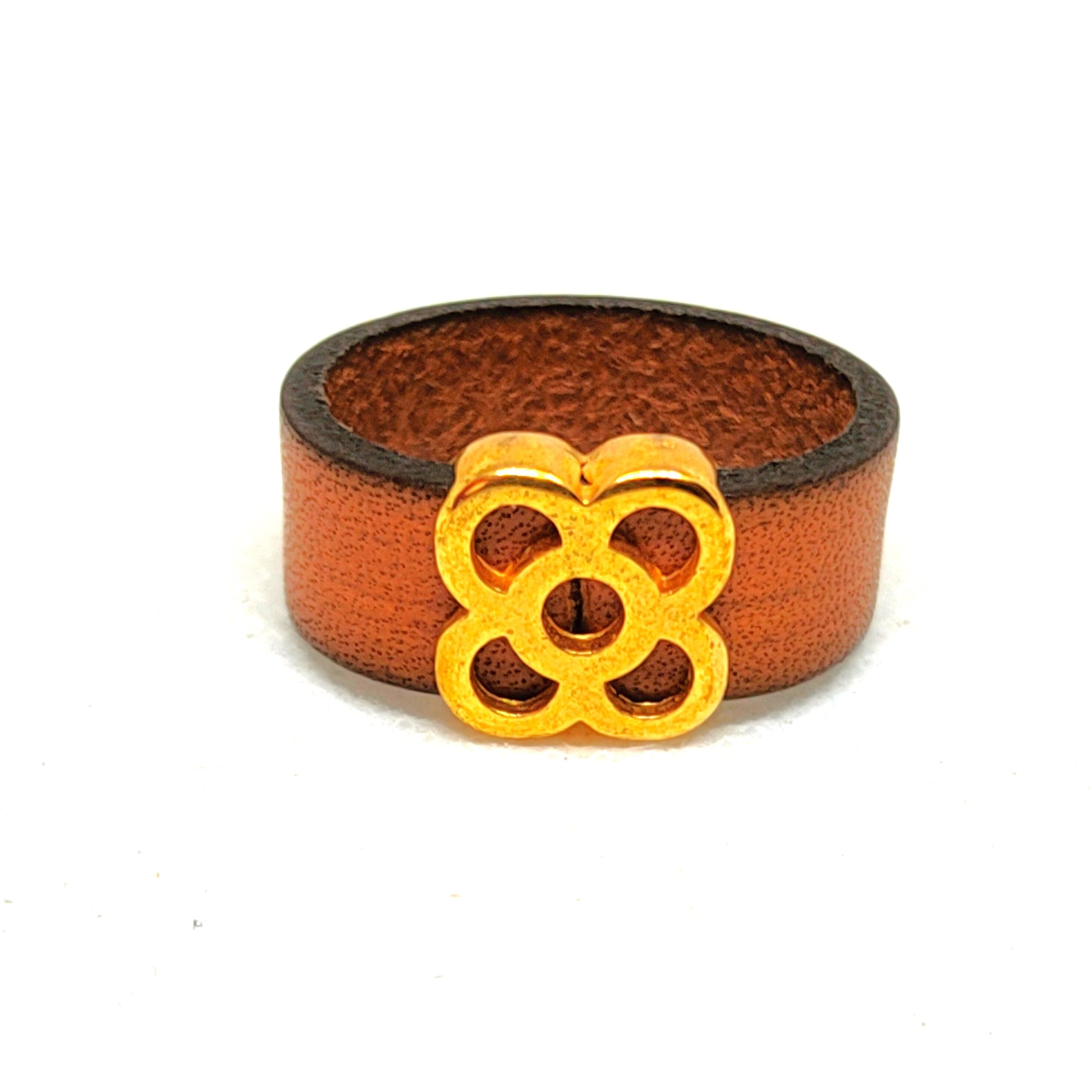 anillo de cuero plano marrón con flor dorada de Bcn