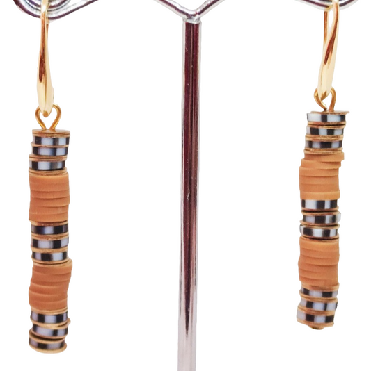Pendientes de cuentas heishi verticales color marrón