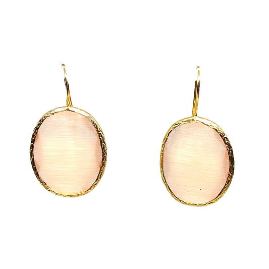 Pendientes de piedra color  beige enmarcados en dorado