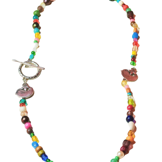 Collar  formado por cuentas de colores y dos pájaros de metal a cada lado