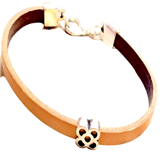 Pulsera de cuero color natural con pasador de flor de Barcelona en el centro