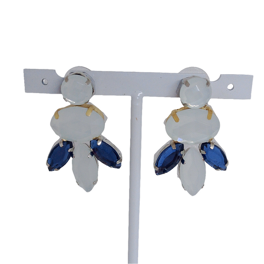 pendientes de piedras con base de metal en azul y blanco