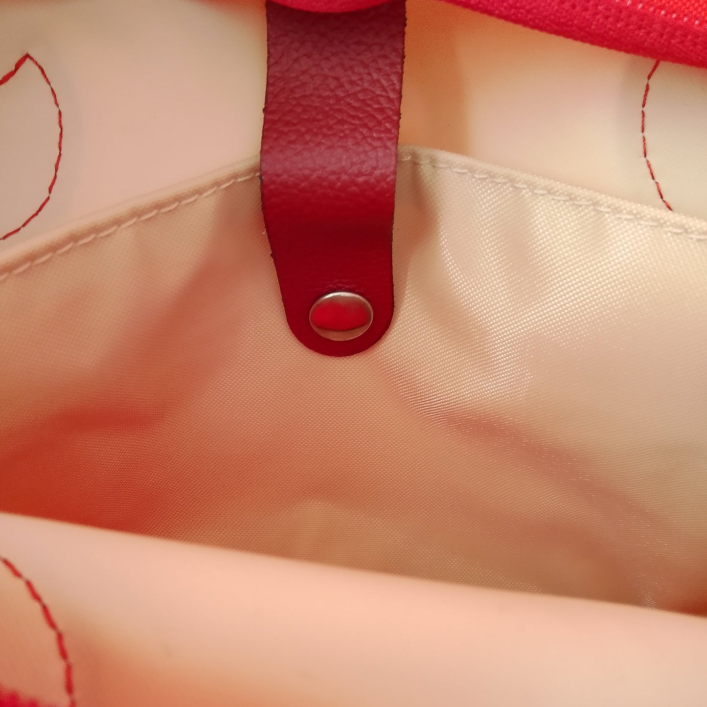 bolsillo interior de bolso crudo y rojo