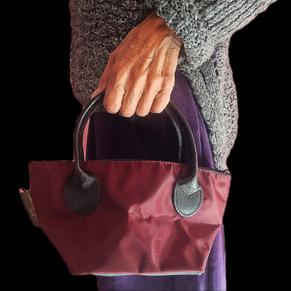 Bolso pequeño granate en modelo