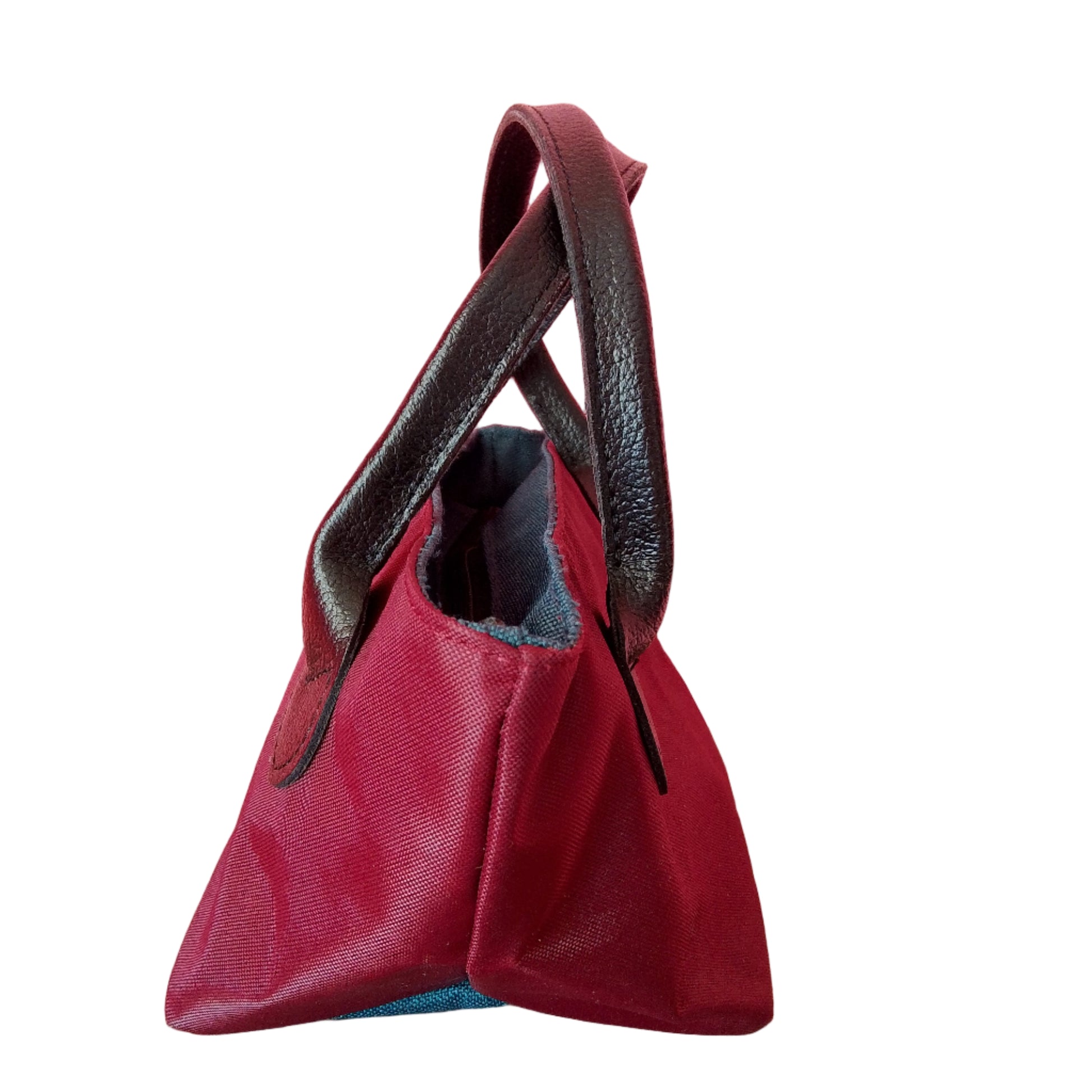 bolso de nylon granate con asas de color negro visto de lado