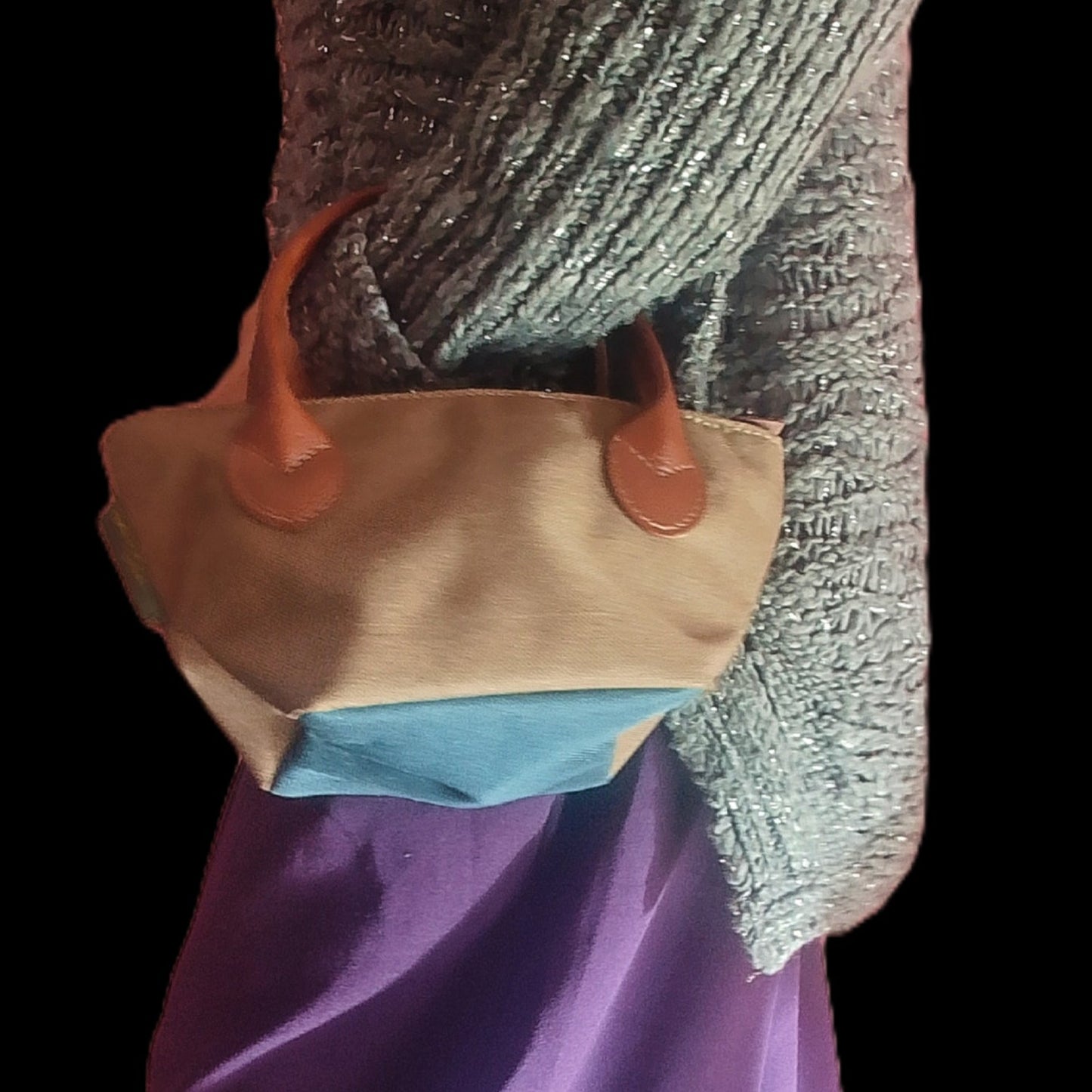 bolso loneta verde y azul en modelo