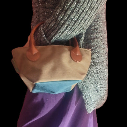 bolso loneta verde y azul en modelo