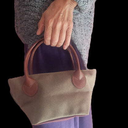 Bolso pequeño verde granate uesto en mano