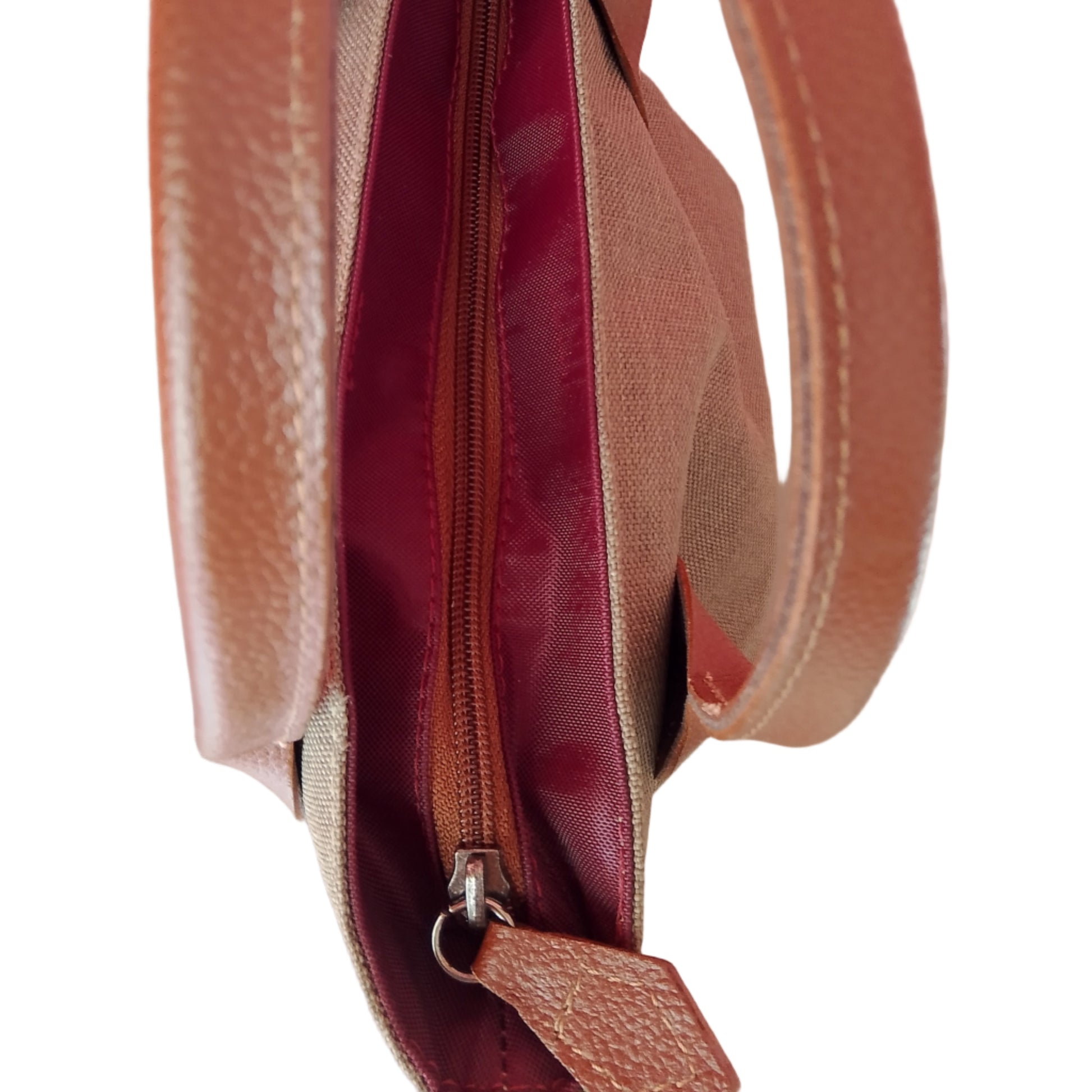 bolso beige y granate vista la cremallera desde arriba