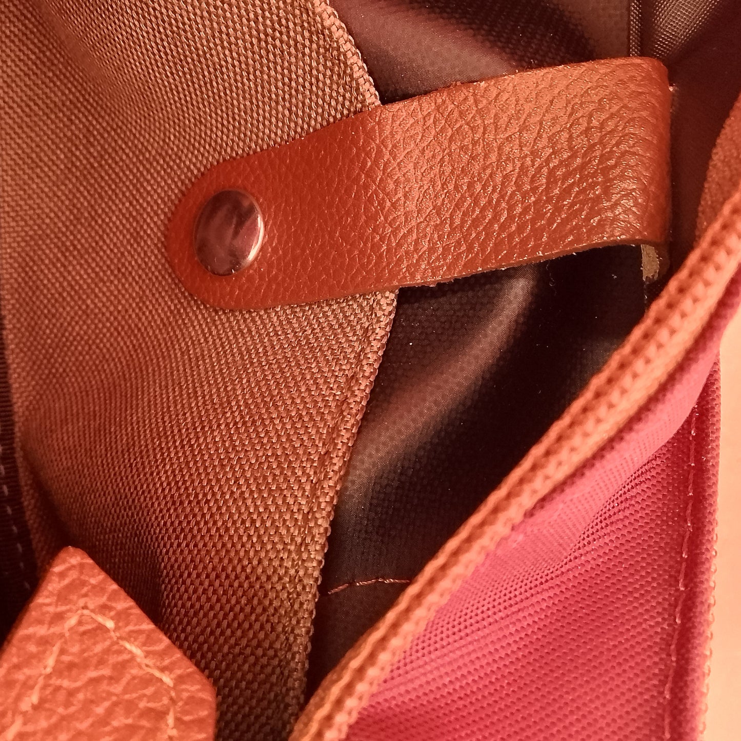 bolsillo interior del bolso verde y granate