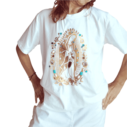 Camiseta blanca con dibujo de la virgen de guadalupe dorada y piedras de colores