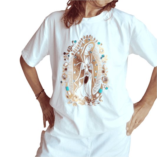 Camiseta blanca con dibujo de la virgen de guadalupe dorada y piedras de colores