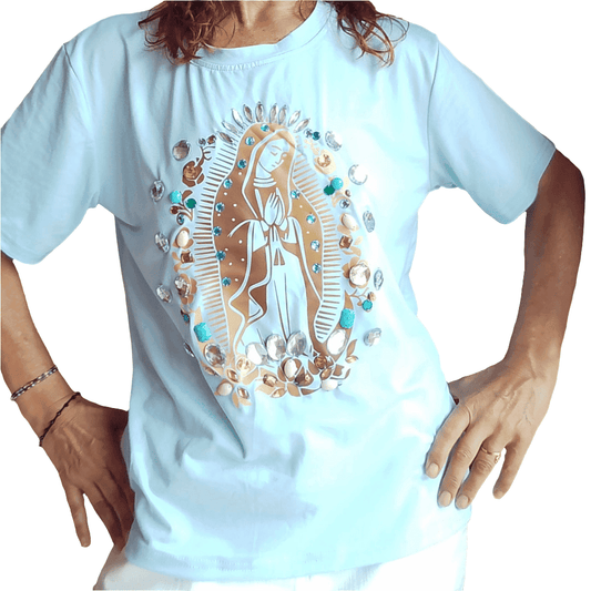 camiseta puesta en modelo virgen de Guadalupe dorada y fondo azul cielo