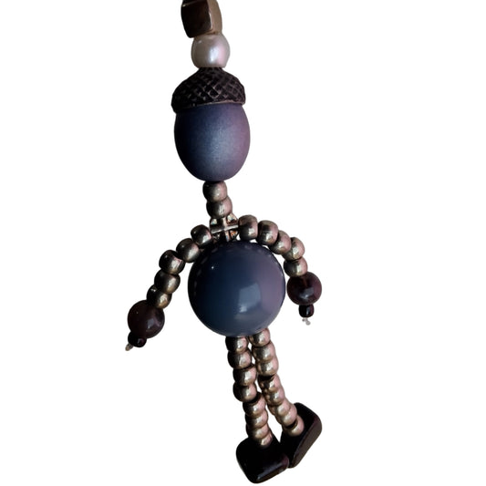 Colgante de bolas de bisutería con forma de muñeca de cerca