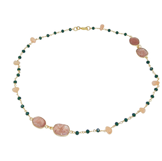 Gargantilla artesanal con piedras de colores naturales y cierre dorado. Colores verde oscuro y beige