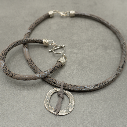 Conjunto collar y pulsera codón de piel gris