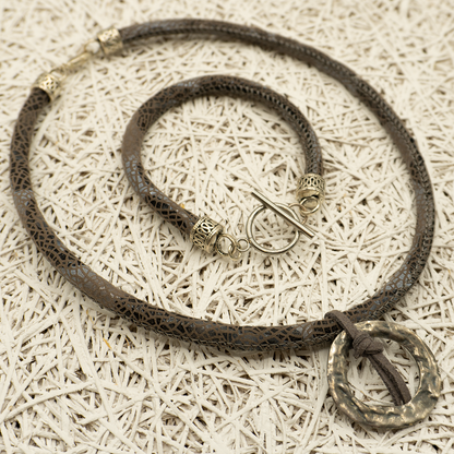 Conjunto collar y pulsera de cordón gris estampado