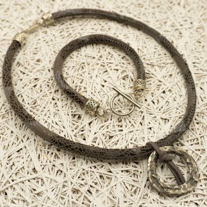 Conjunto collar y pulsera de piel gris
