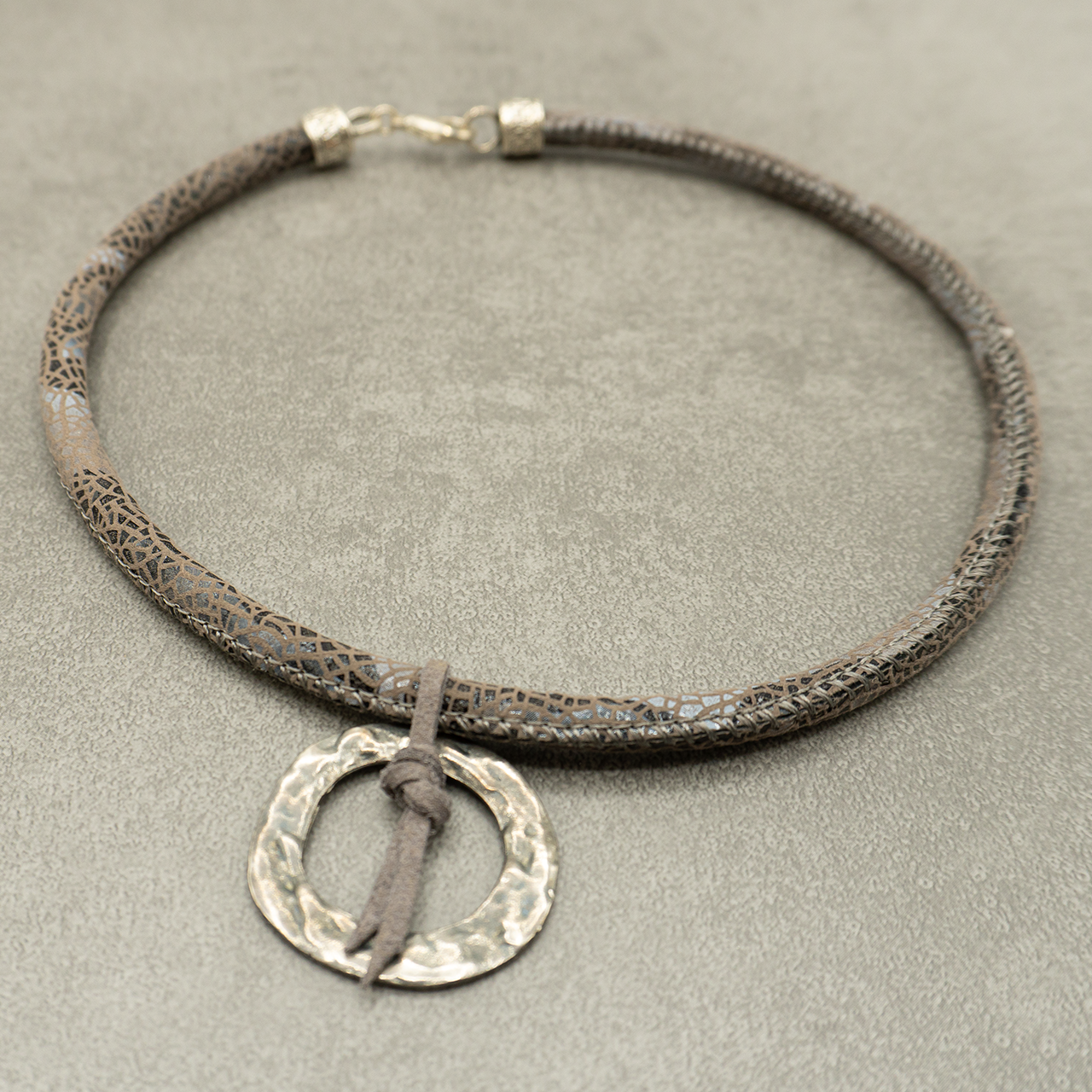 Collar cordón piel gris y anilla plateada