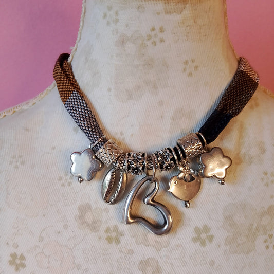 collar cinta de tela con colgantes y piezas entremedio plateadas