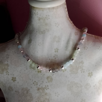 Collar corto de bolas de 4mm, de piedra natural en tonos pastel puesto en maniquí