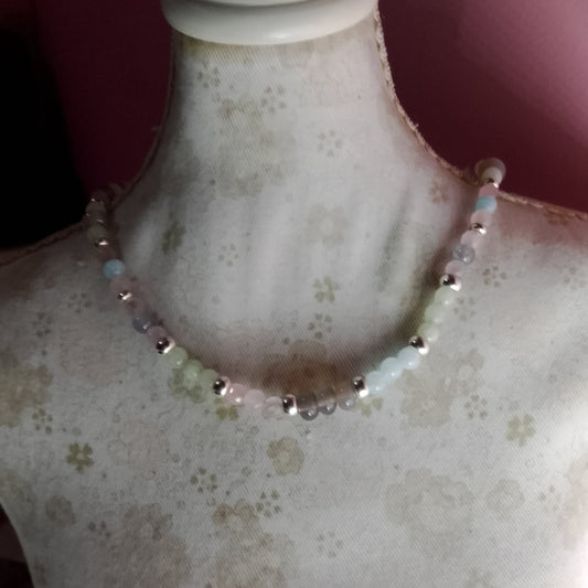 Collar corto de bolas de 4mm, de piedra natural en tonos pastel puesto en maniquí