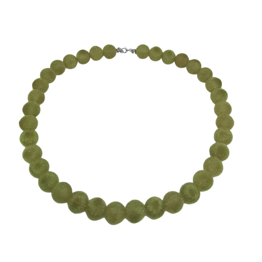 Collar de bolas verdes visto de arriba