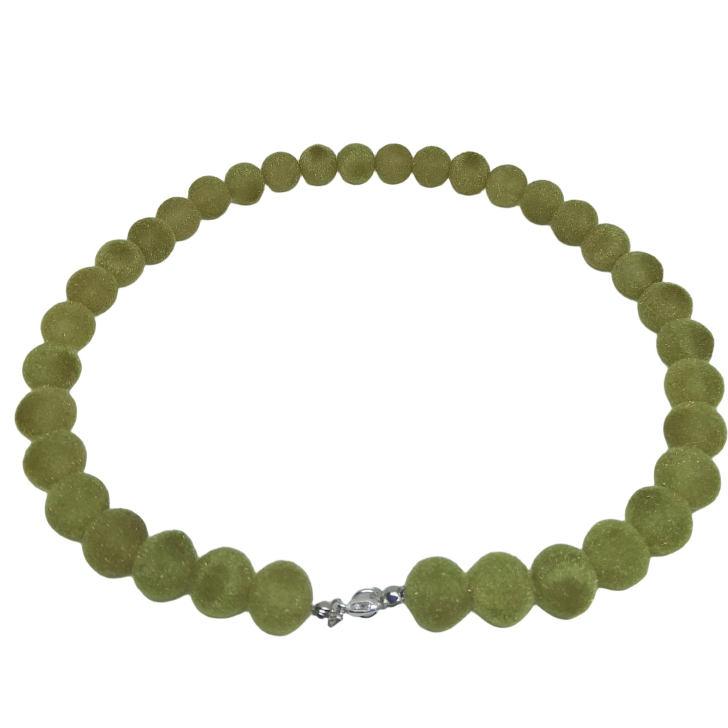 Collar de bolas verdes visto de atrás