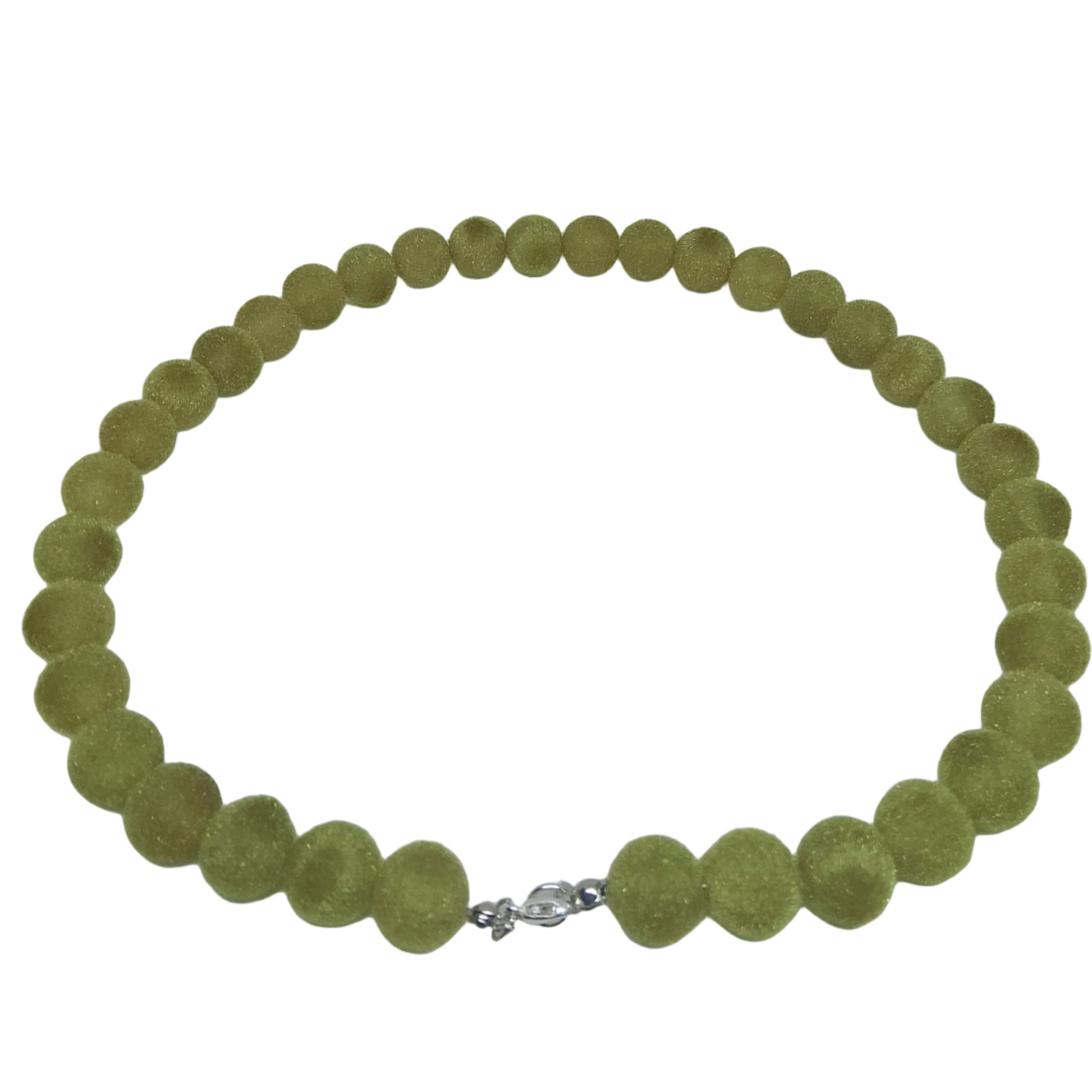 Collar de bolas verdes visto de atrás