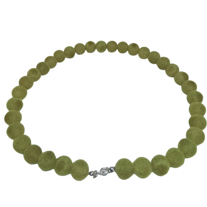 Collar de bolas verdes visto de atrás