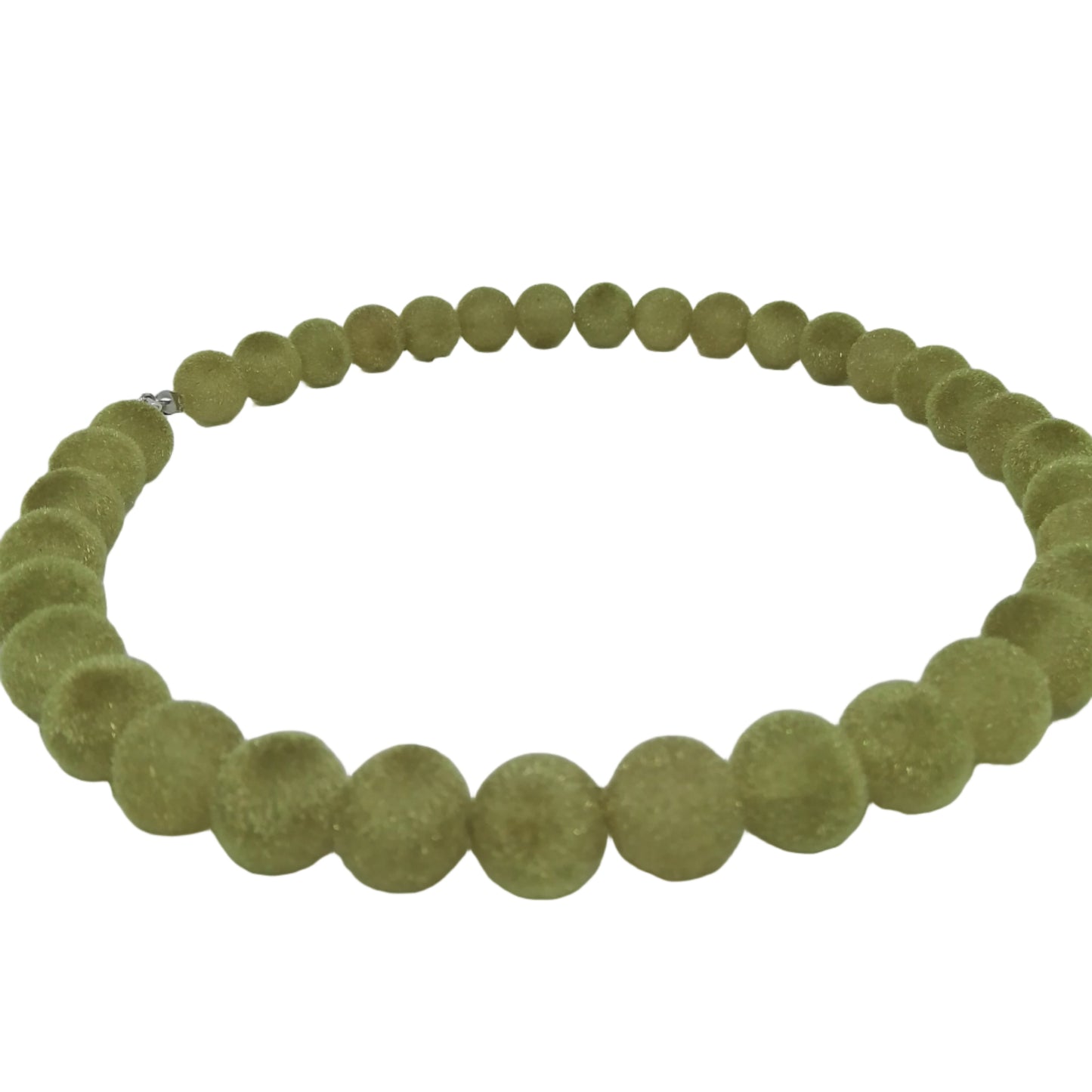 Collar de bolas verdes visto de lado