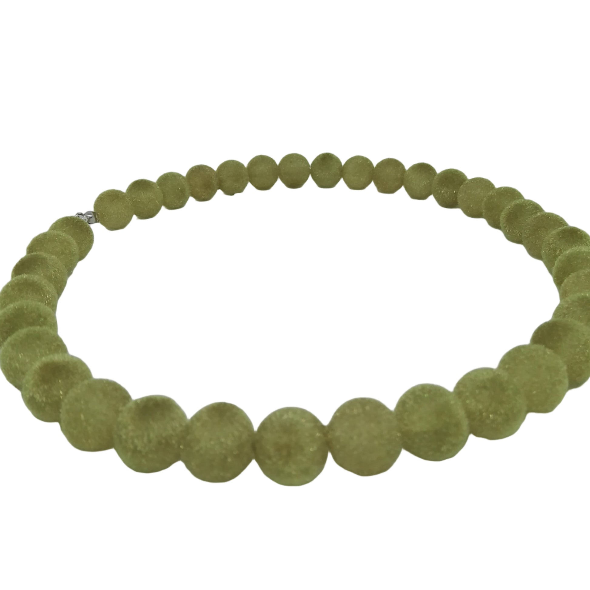 Collar de bolas verdes visto de lado