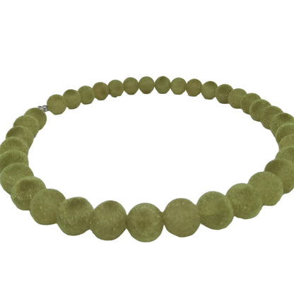 Collar de bolas verdes visto de lado