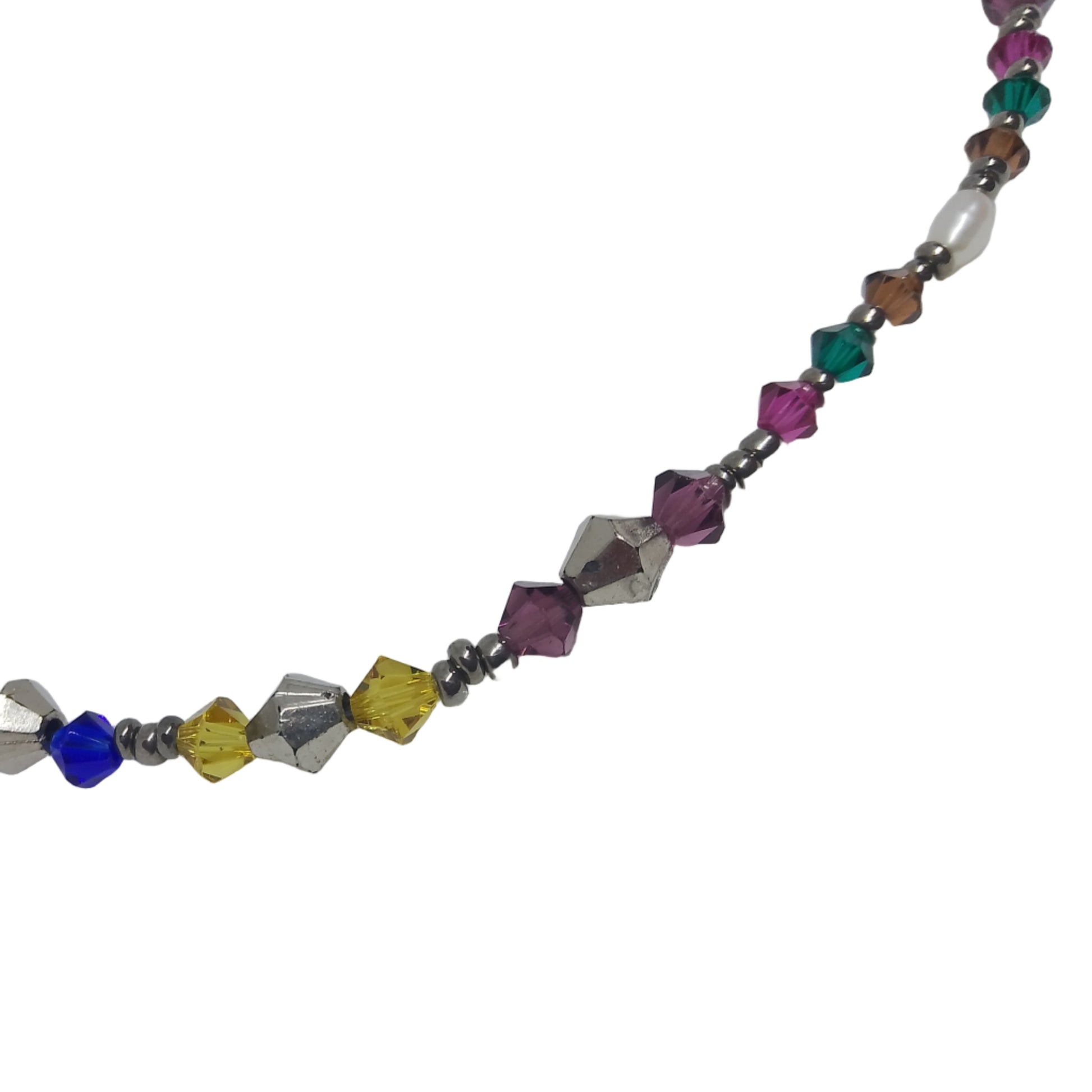 parte de cerca de collar con cristales de colores 