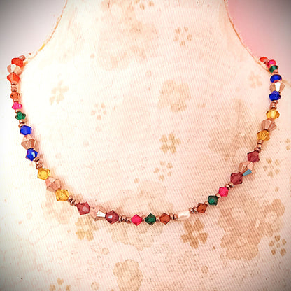 collar con cristales de colores puesto en maniquí