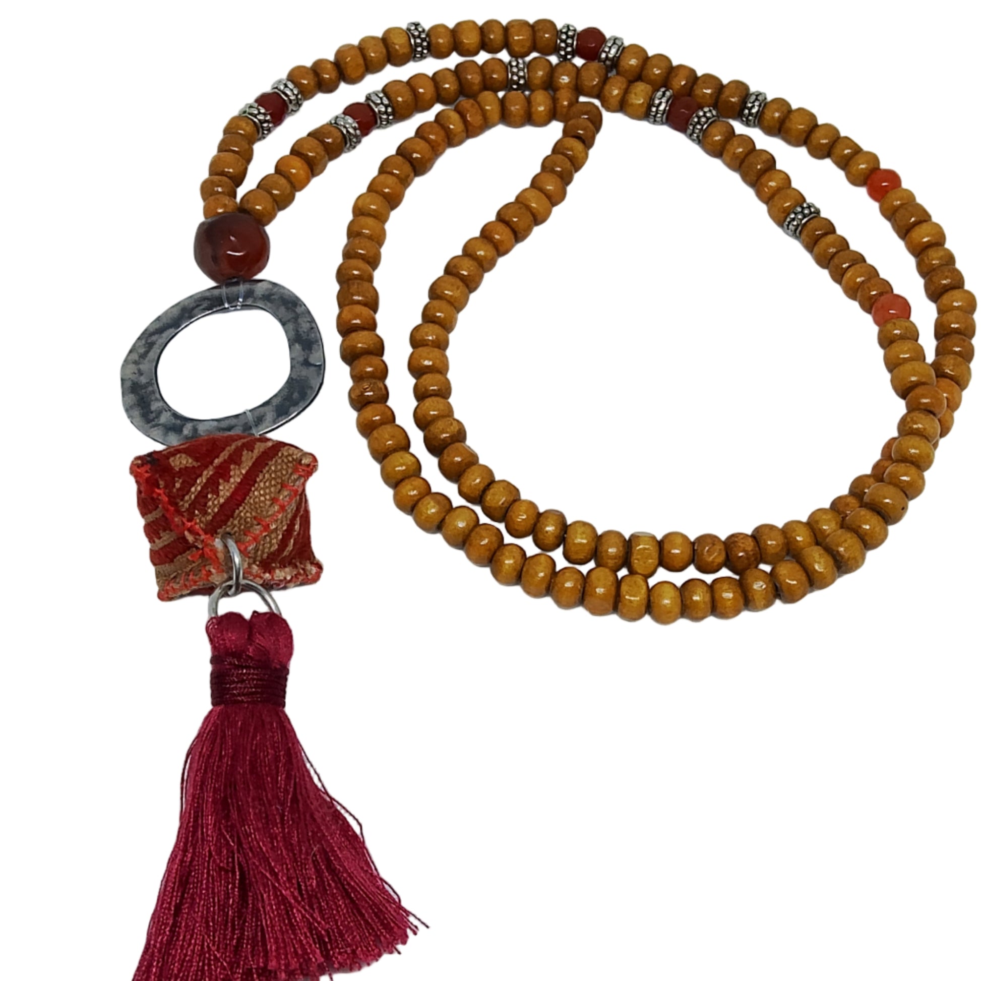 Collar estilo budista de cuentas de madera y borla granate