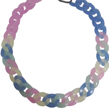 Collar de cadena acrílica gruesa en tonos rosa, verde, celeste y amarillo combinados visto desde arriba