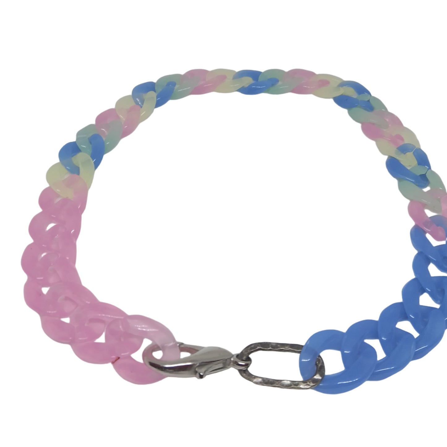 Collar de cadena acrílica gruesa en tonos rosa, verde, celeste y amarillo combinados visto desde atrás