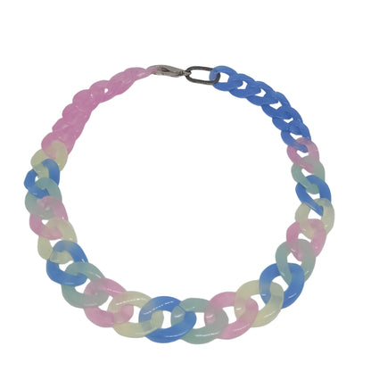 Collar de cadena acrílica gruesa en tonos rosa, verde, celeste y amarillo combinados visto desde arriba