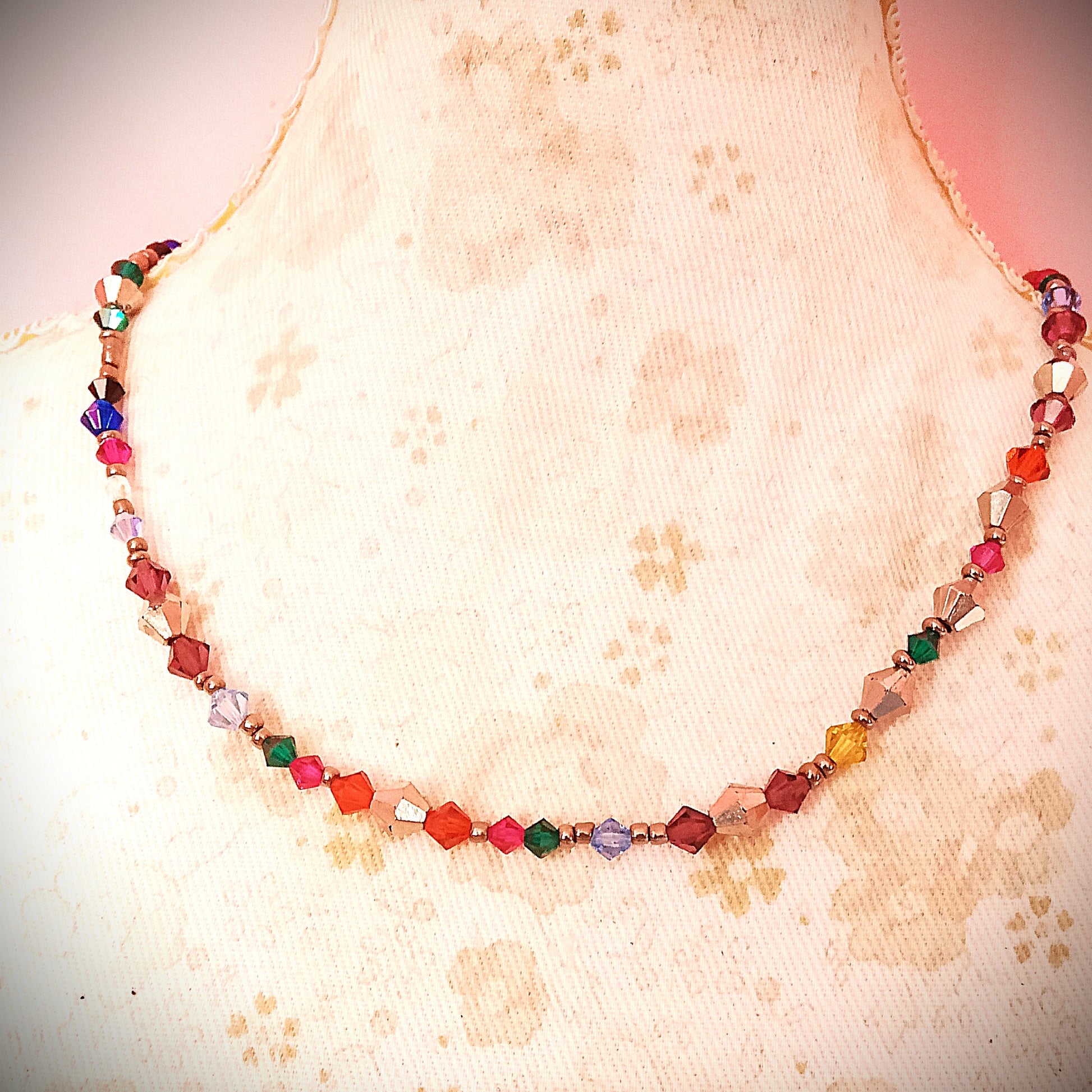 Collar de mujer elaborado con cuentas facetadas multicolor en maniquí