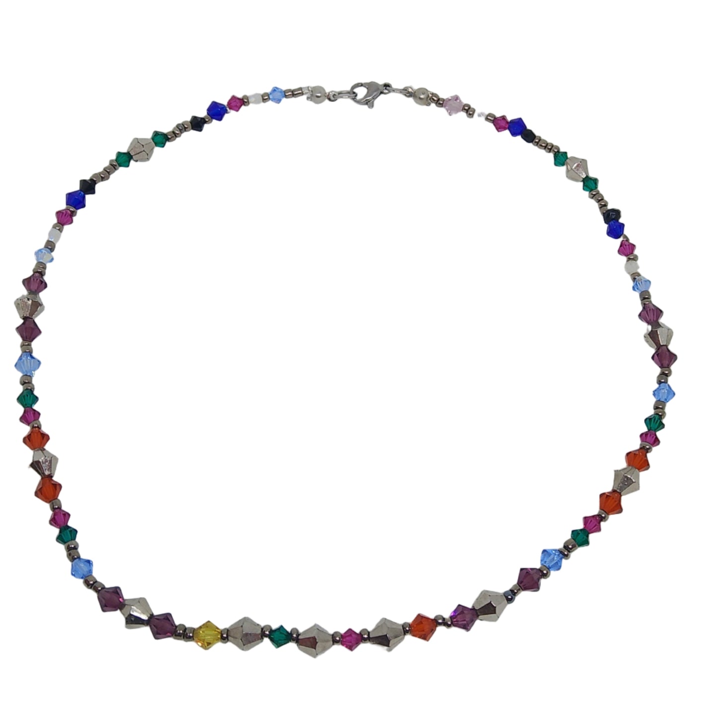 Collar de mujer elaborado con cuentas facetadas multicolor visto de arriba