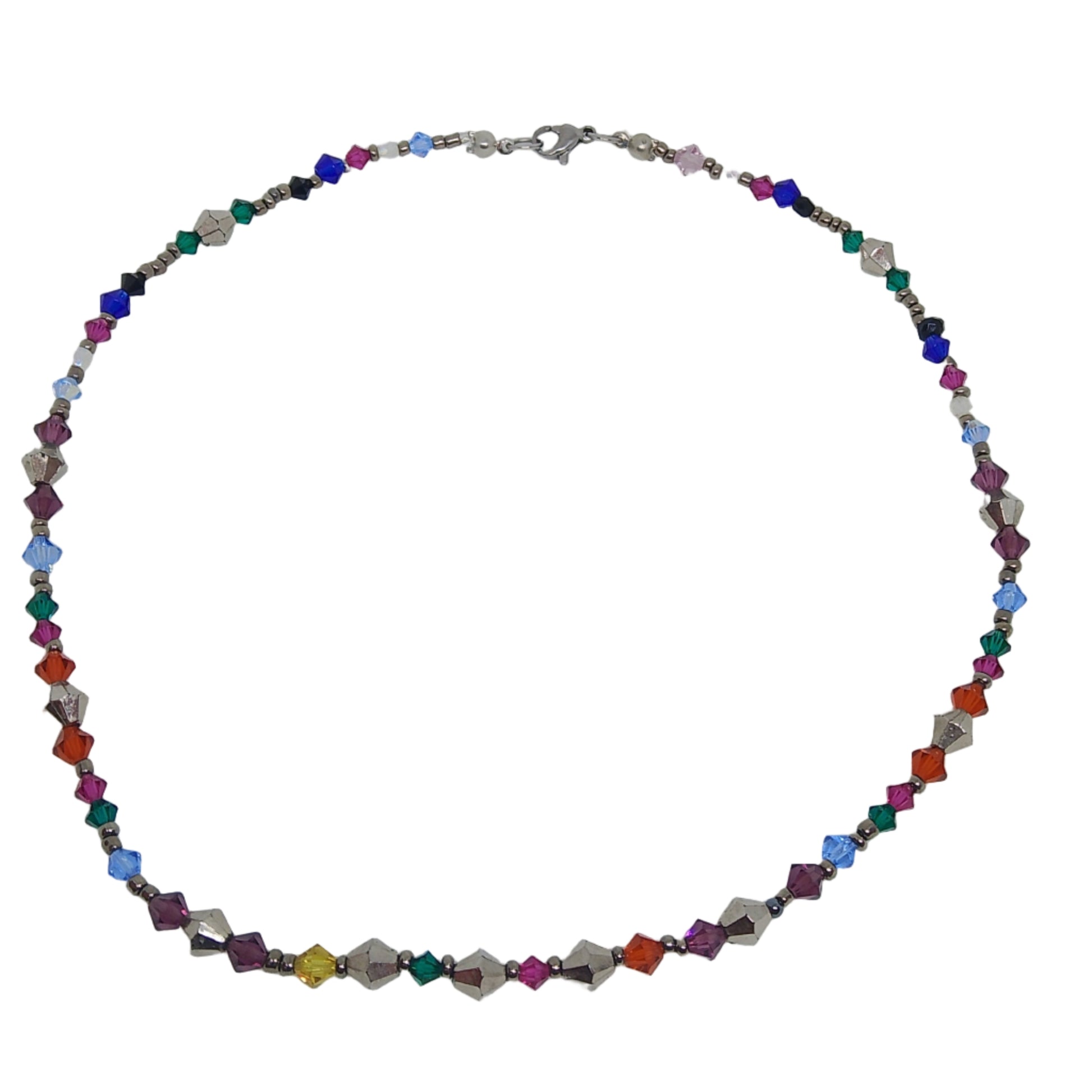Collar de mujer elaborado con cuentas facetadas multicolor visto de arriba