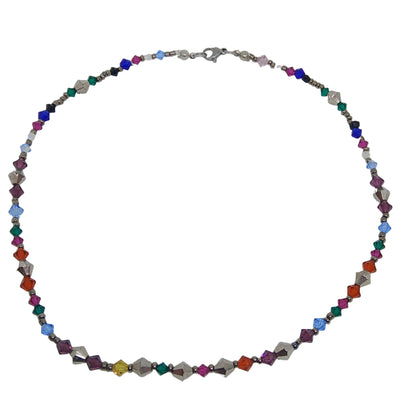 Collar de mujer elaborado con cuentas facetadas multicolor visto de arriba