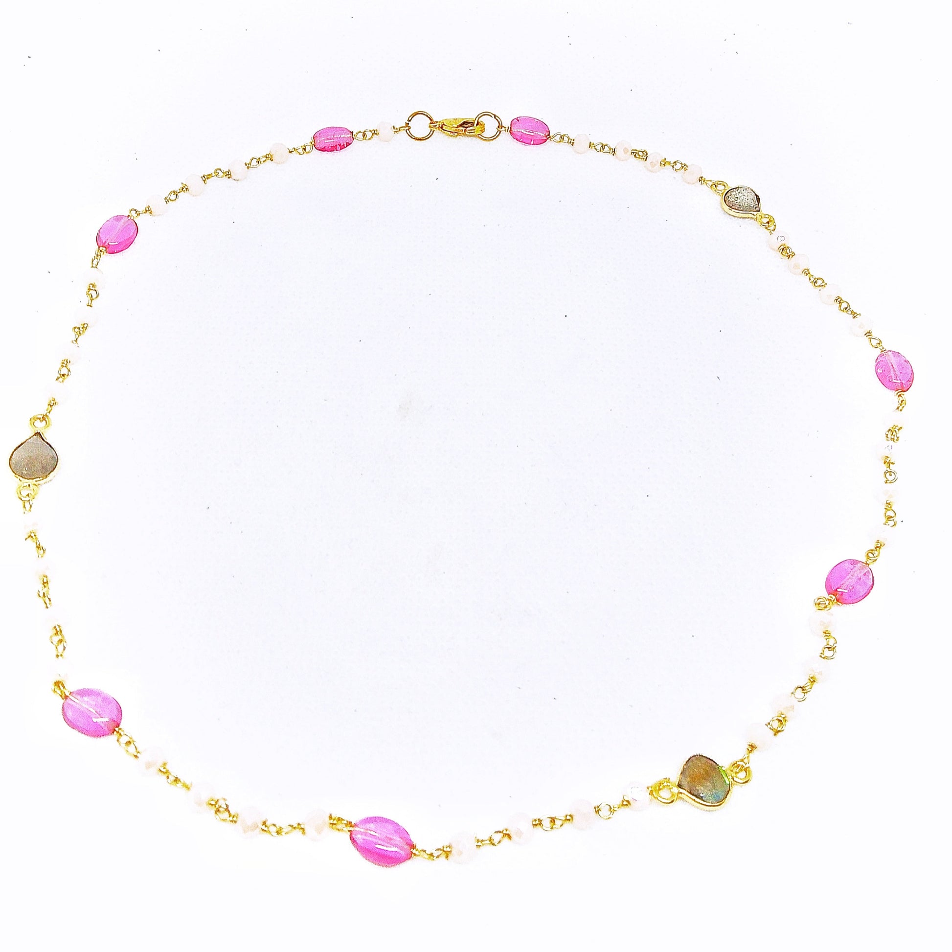 Gargantilla artesanal con piedras de colores naturales y cierre dorado en color gris y rosa