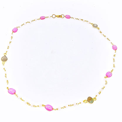 Gargantilla artesanal con piedras de colores naturales y cierre dorado en color gris y rosa