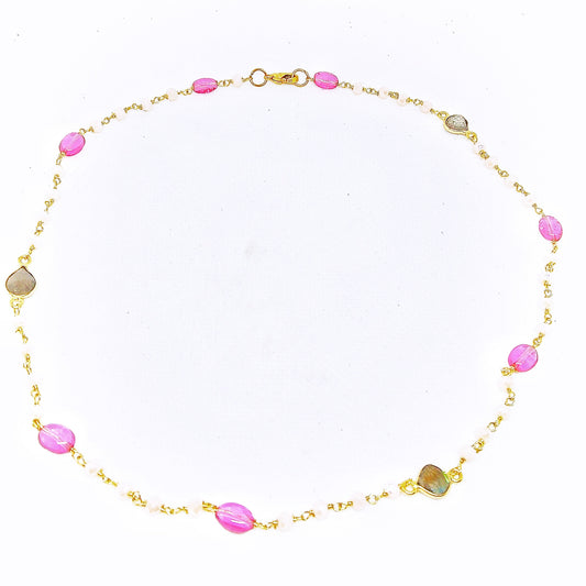 Gargantilla artesanal con piedras de colores naturales y cierre dorado en color gris y rosa