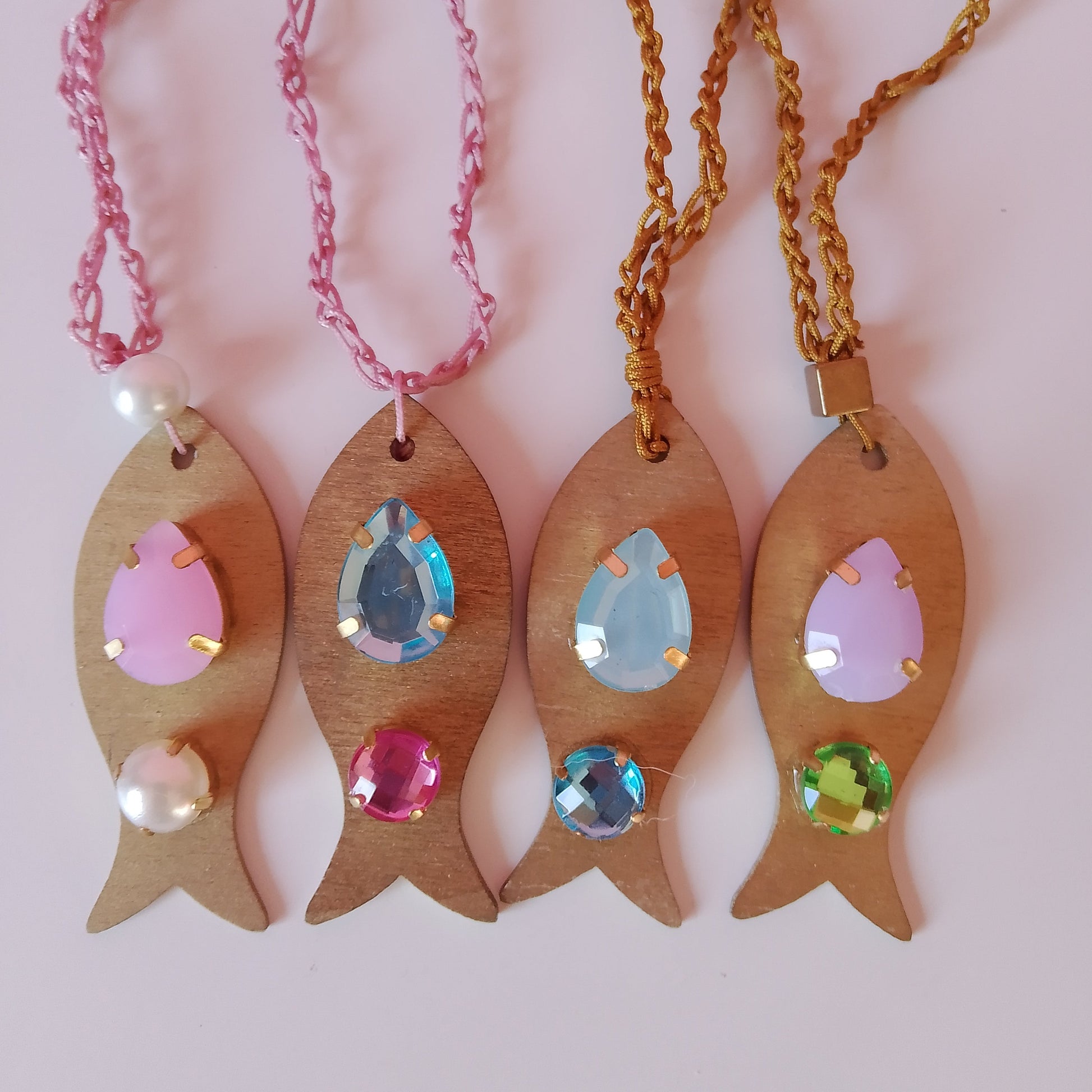 4 collares de peces de madera con piedras en varios colores y cordones tejidos a crochet
